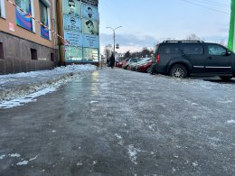 Гололёд на тротуаре зимой в городе
