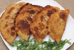 чебуреки на тарелке