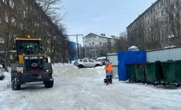 Убранный от снега двор в Мурманске.