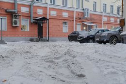 Снежная каша во дворе дома зимой