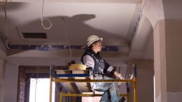 строитель на лесах