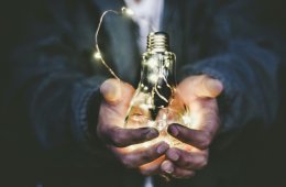 Лампочка в руках