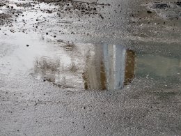 Лужа на асфальте