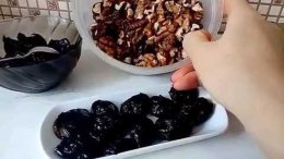 пиала с черносливом и тарелка с грецкими орехами