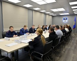 Люди сидят в зале совещаний.