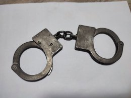 Наручники на столе