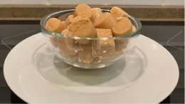 конфеты на тарелке