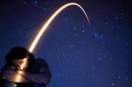 Мужчина на фоне проекции звёздного неба