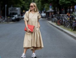 девушка в платье длины миди и кроссовках