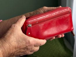 Кошелёк в руках пенсионерки