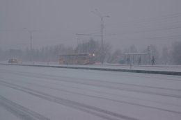 Снежная метель на дороге в Мурманской области.