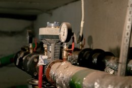 Трубы отопления в подвале