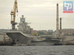 Крейсер «Адмирал Флота Советского Союза Кузнецов» на ремонте в Мурманске.