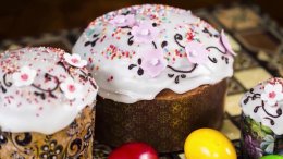 два кулича с глазурью и посыпкой