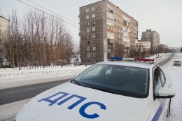 Машина ДПС стоит на патруле.