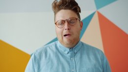 мужчина с глупой гримасой