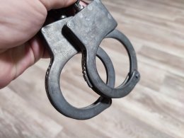 Наручники в руках полицейского