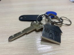 Ключи от квартиры с брелоком в виде домика.