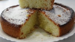 пористый пирог, посыпанный сахарной пудрой, в разрезе