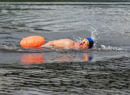 Участник заплыва в холодной воде