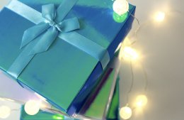 Голубой подарок с гирляндой