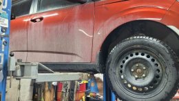 Автомобиль на подъемнике в автосервисе