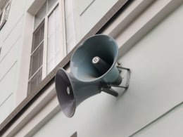 Громкоговоритель на стене здания в городе