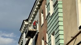 Рабочий выполняет капитальный ремонт