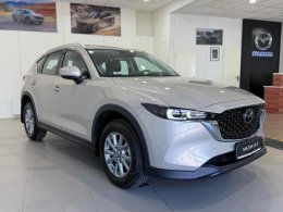 автомобиль Мазда СХ-5 на подиуме в салоне