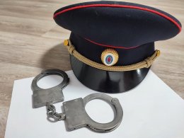 Фуражка полицейского и наручники