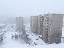 Снег идёт в спальном районе Мурманска