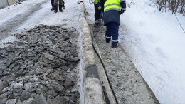 Рабочие ремонтируют мост