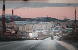 Машины едут по дороге из Колы в Мурманск