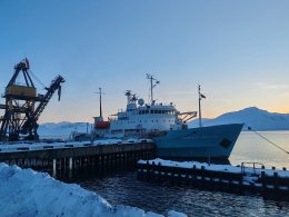 НИС «Профессор Молчанов» стоит у причала.