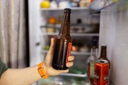 Бутылка пива в руке