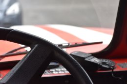 Часть руля и капота  пожарного автомобиля.