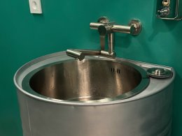 Раковина в общественном туалете.