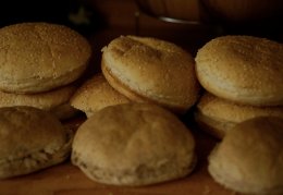 Пышки на деревянном подносе