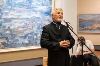 Художник Виталий бубенцов на открытии своей выставки