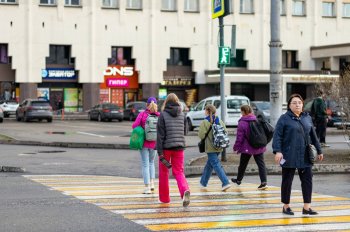 Люди идут по дороге.