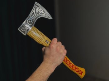 Топор в руке