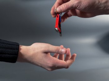 Передача ключей из рук в руки