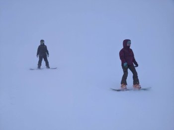 Люди катаются на сноубордах.