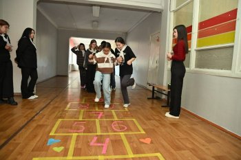 Детский лагерь в школе.