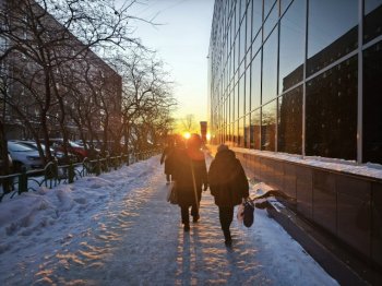 Солнечный день весной на улице Ленинградской в Мурманске