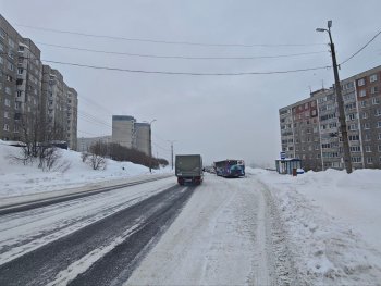 Дорога на улице Старостина в Мурманске.