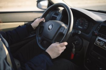 Девушка за рулём автомобиля Kia