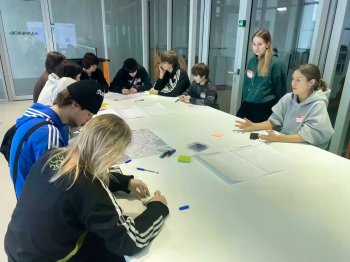 Подростки в зале совещаний