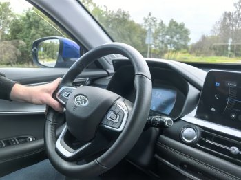 Водитель за рулём автомобиля.