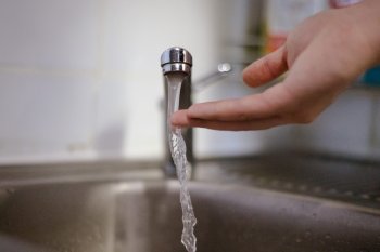 Вода течет из крана